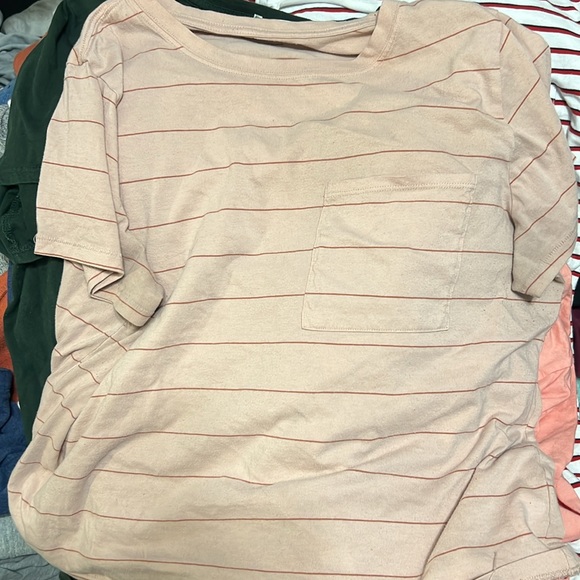 Hi! Im currently cleaning out closet and Im going to be selling some clothes. - Picture 4 of 5